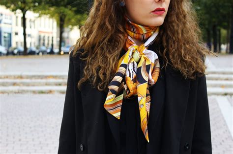 comment porter un foulard hermes 90x90|L'Art de Porter un Foulard Hermès 90×90 : nos conseils.